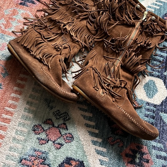 5-layer fringe Minnetonka boots - Picture 4 of 5